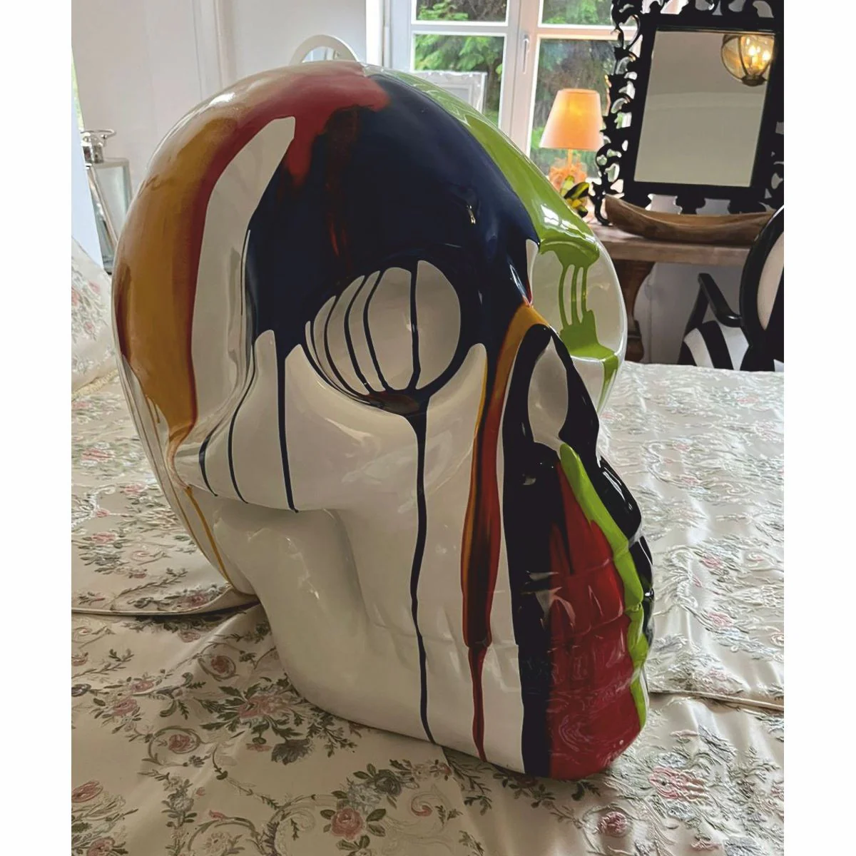 Deko Skulptur Totenkopf Weiß / Bunt H. 66 cm - Deko Accessoires