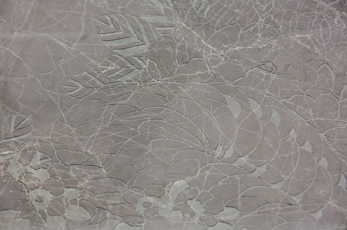 Designer Couchtisch Grau mit Muster / Schwarz 75 x 58 x H. 35 cm - Luxus Wohnzimmertisch mit Marmorplatte