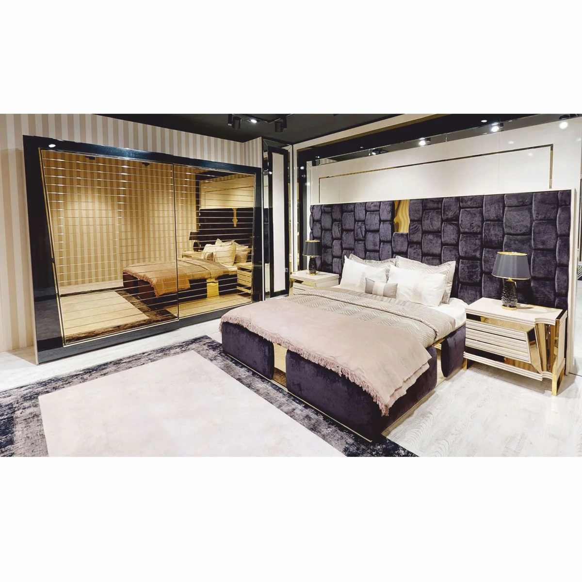 Luxus Schlafzimmerschrank mit 2 Schiebetüren Schwarz / Gold 280 x H. 230 cm