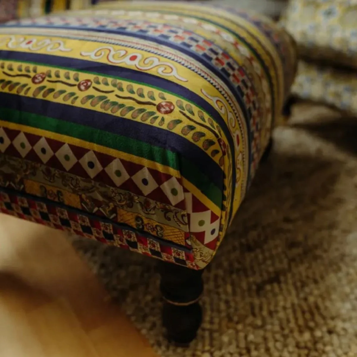 Luxus Fußhocker mit Streifen Mehrfarbig / Schwarz 77 x 55 x H. 45 cm - Rechteckiger Samt Hocker - Wohnzimmer Möbel - Hotel Möbel - Luxus Möbel - Luxus Einrichtung