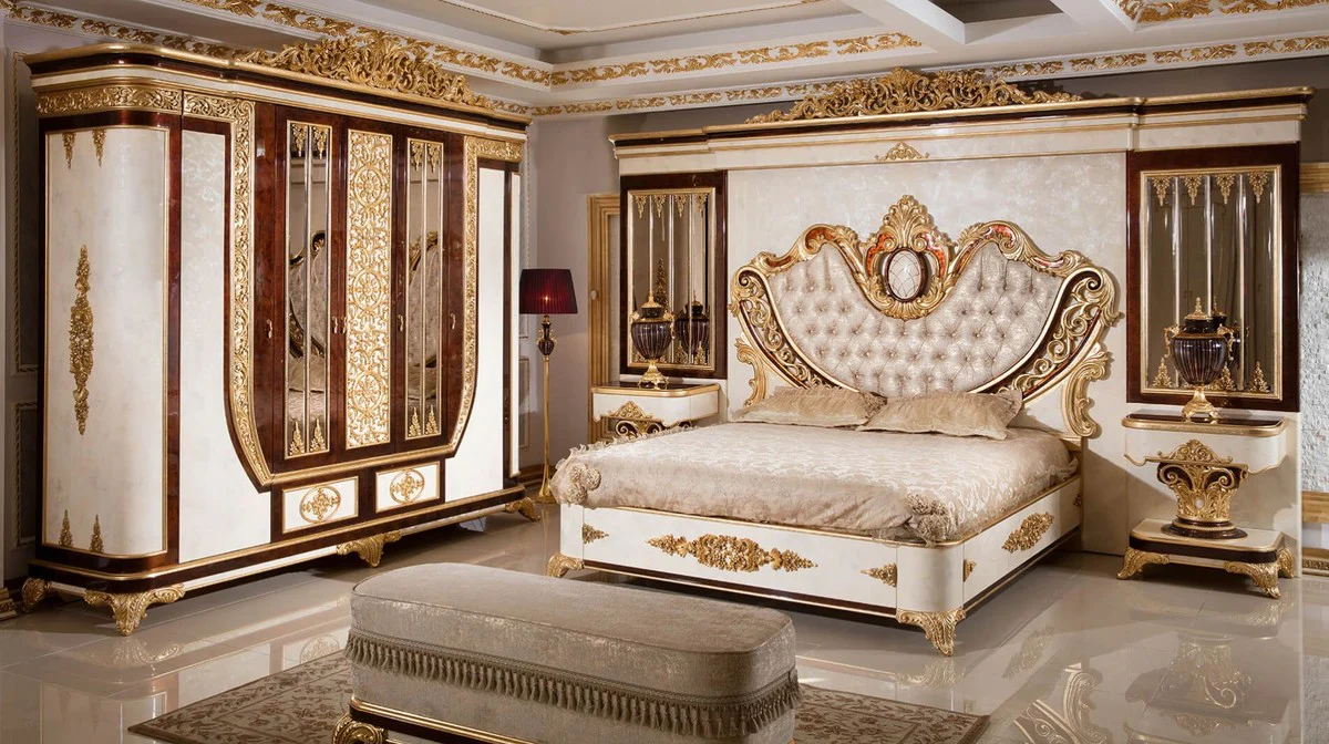 Luxus Barock Schlafzimmer Set Gold / Weiß / Braun / Gold - 1 Doppelbett mit Kopfteil & 2 Nachtkommoden - Schlafzimmer Möbel im Barockstil - Edel & Prunkvoll