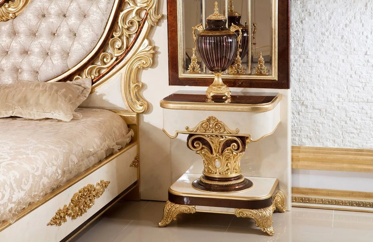Luxus Barock Schlafzimmer Set Gold / Weiß / Braun / Gold - 1 Doppelbett mit Kopfteil & 2 Nachtkommoden - Schlafzimmer Möbel im Barockstil - Edel & Prunkvoll