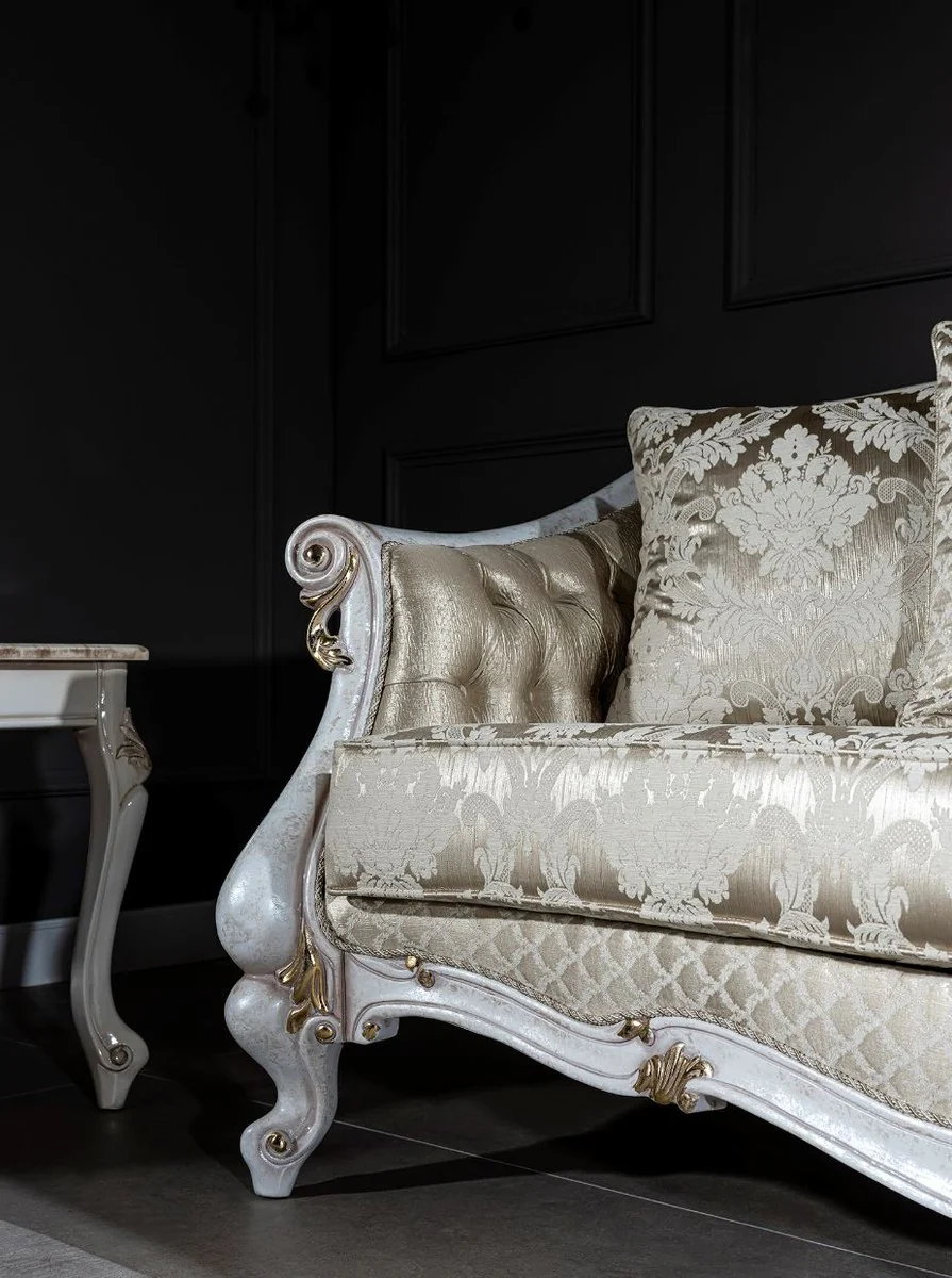 Luxus Barock Sofa Gold / Antik Weiß / Gold 250 x 90 x H. 112 cm - Wohnzimmer Sofa mit elegantem Muster und dekorativen Kissen - Barock Wohnzimmer Möbel