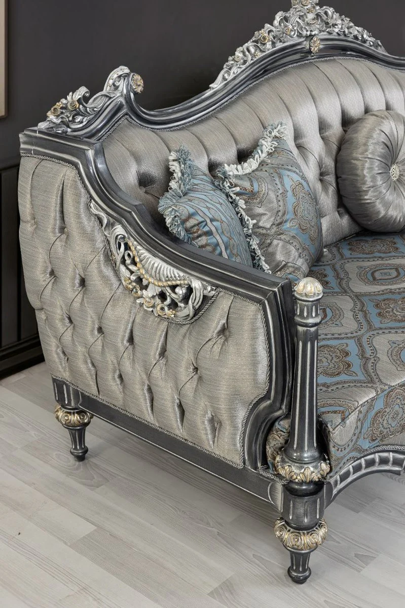Luxus Barock Sofa Silber / Türkis / Gold 248 x 96 x H. 118 cm - Prunkvolles Massivholz Wohnzimmer Sofa mit elegantem Muster und dekorativen Kissen - Barock Wohnzimmer Möbel