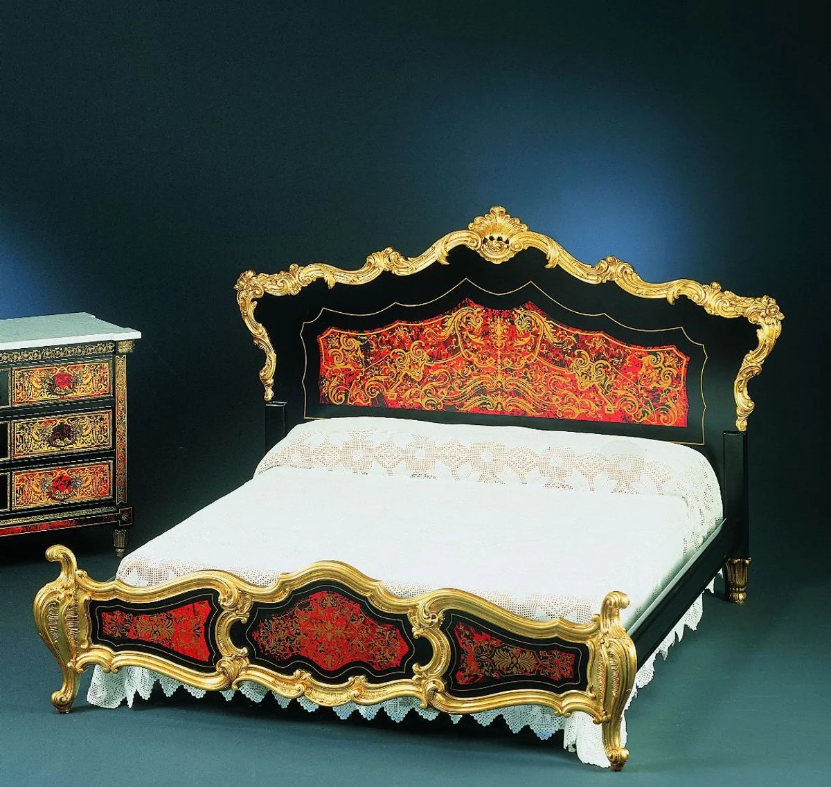 Luxus Barock Boulle Doppelbett Schwarz / Rot / Gold 225 x 230 x H. 150 cm - Prunkvolles Massivholz Bett mit Kopfteil - Edle Barock Schlafzimmer Möbel