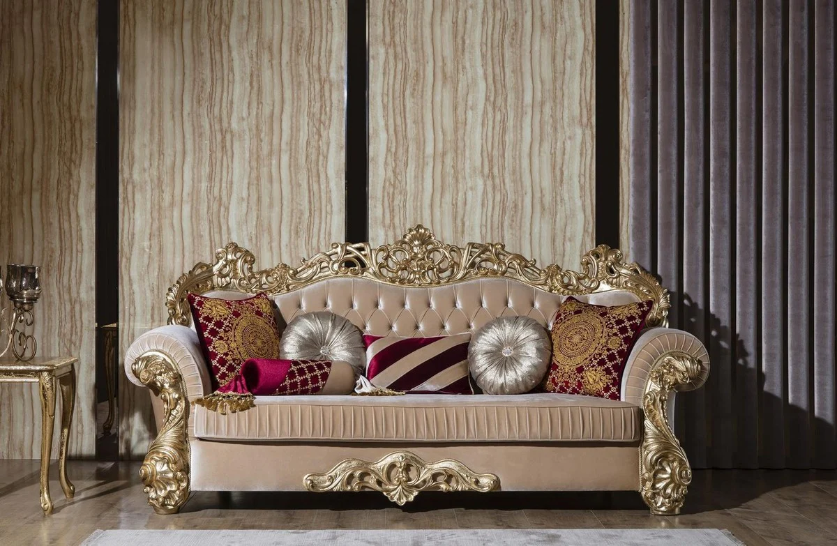 Luxus Barock Sofa Beige / Gold 244 x 95 x H. 123 cm - Prunkvolles Wohnzimmer Sofa mit dekorativen Kissen - Barock Wohnzimmer Möbel