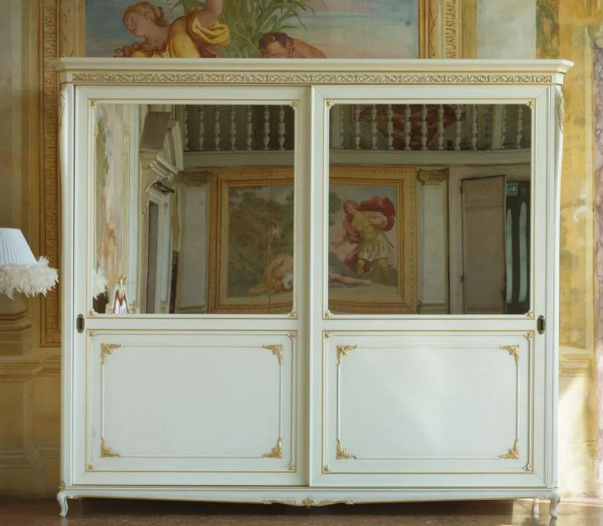 Luxus Barock Schlafzimmerschrank Weiß / Gold 290 x 68 x H. 254 cm - Kleiderschrank mit 2 verspiegelten Schiebetüren - Edel & Prunkvoll