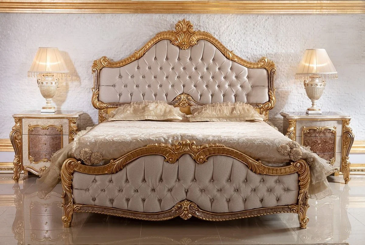 Luxus Barock Nachtkommode mit 3 Schubladen Weiß / Braun / Gold