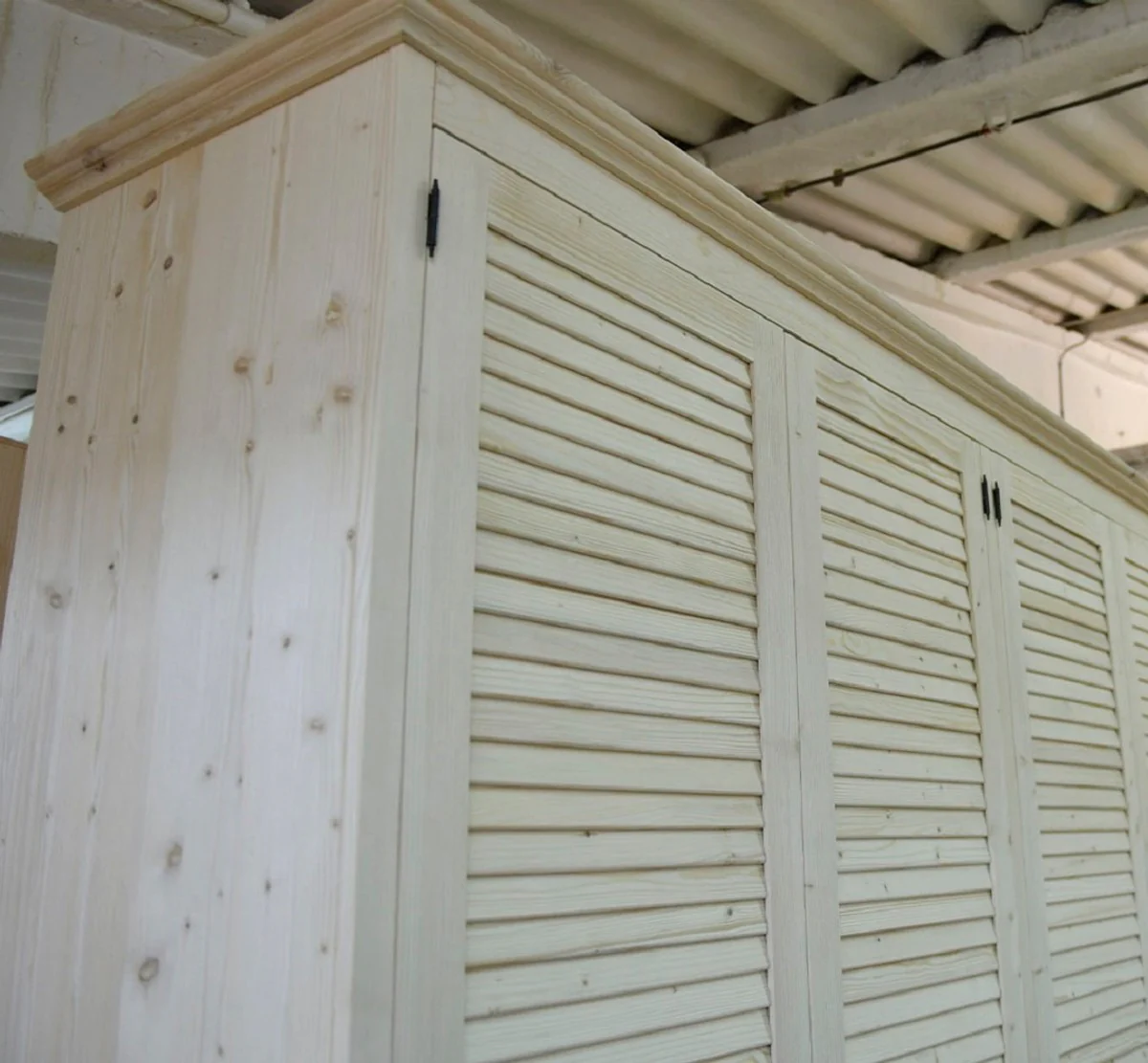 Landhausstil Schlafzimmerschrank Naturfarben 254 x 59 x H. 230 cm - Massivholz Kleiderschrank mit 4 Türen und 2 Schubladen - Massivholz Schlafzimmer Möbel im Landhausstil