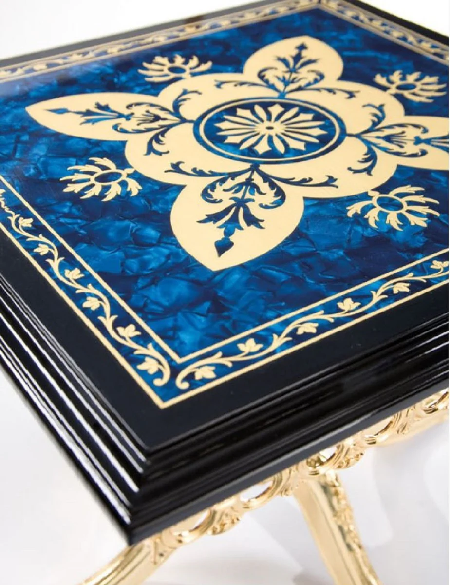 Luxus Barock Beistelltisch Schwarz / Blau / Gold 53 x 53 x H. 50 cm - Edler Messing Tisch mit Massivholz Tischplatte - Barock Wohnzimmer Möbel