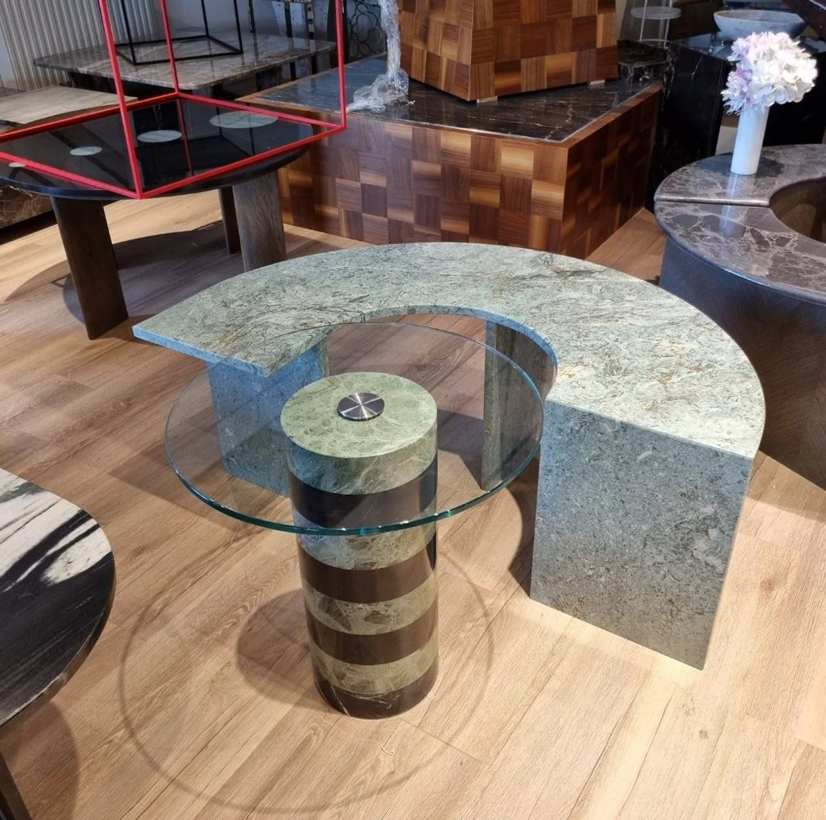 Luxus Beistelltisch Schwarz / Grau Ø 48 x H. 50 cm - Runder Marmor Tisch mit Glasplatte - Wohnzimmer Möbel - Luxus Möbel - Marmor Möbel - Luxus Einrichtung - Wohnzimmer Einrichtung