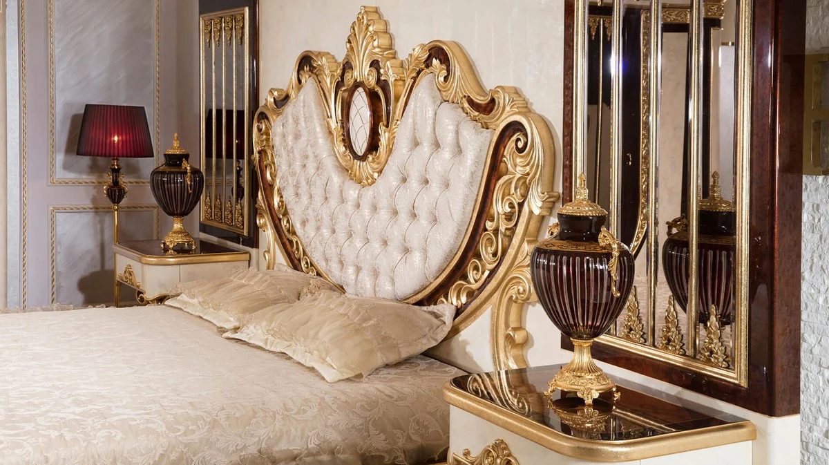 Luxus Barock Schlafzimmer Set Gold / Weiß / Braun / Gold - 1 Doppelbett mit Kopfteil & 2 Nachtkommoden - Schlafzimmer Möbel im Barockstil - Edel & Prunkvoll