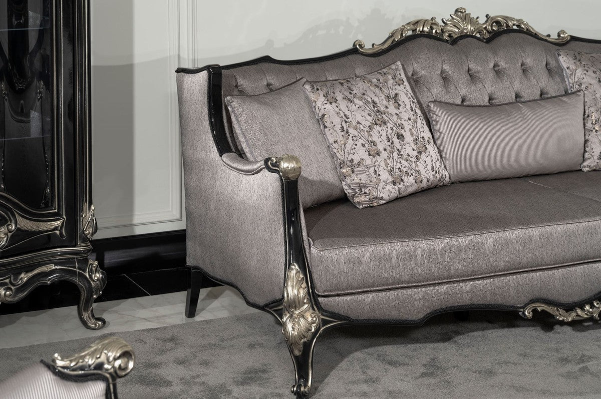 Luxus Barock Wohnzimmer Sofa Silber / Schwarz / Silber - Prunkvolles Barockstil Sofa mit dekorativen Kissen - Luxus Wohnzimmer Möbel im Barockstil - Barock Möbel