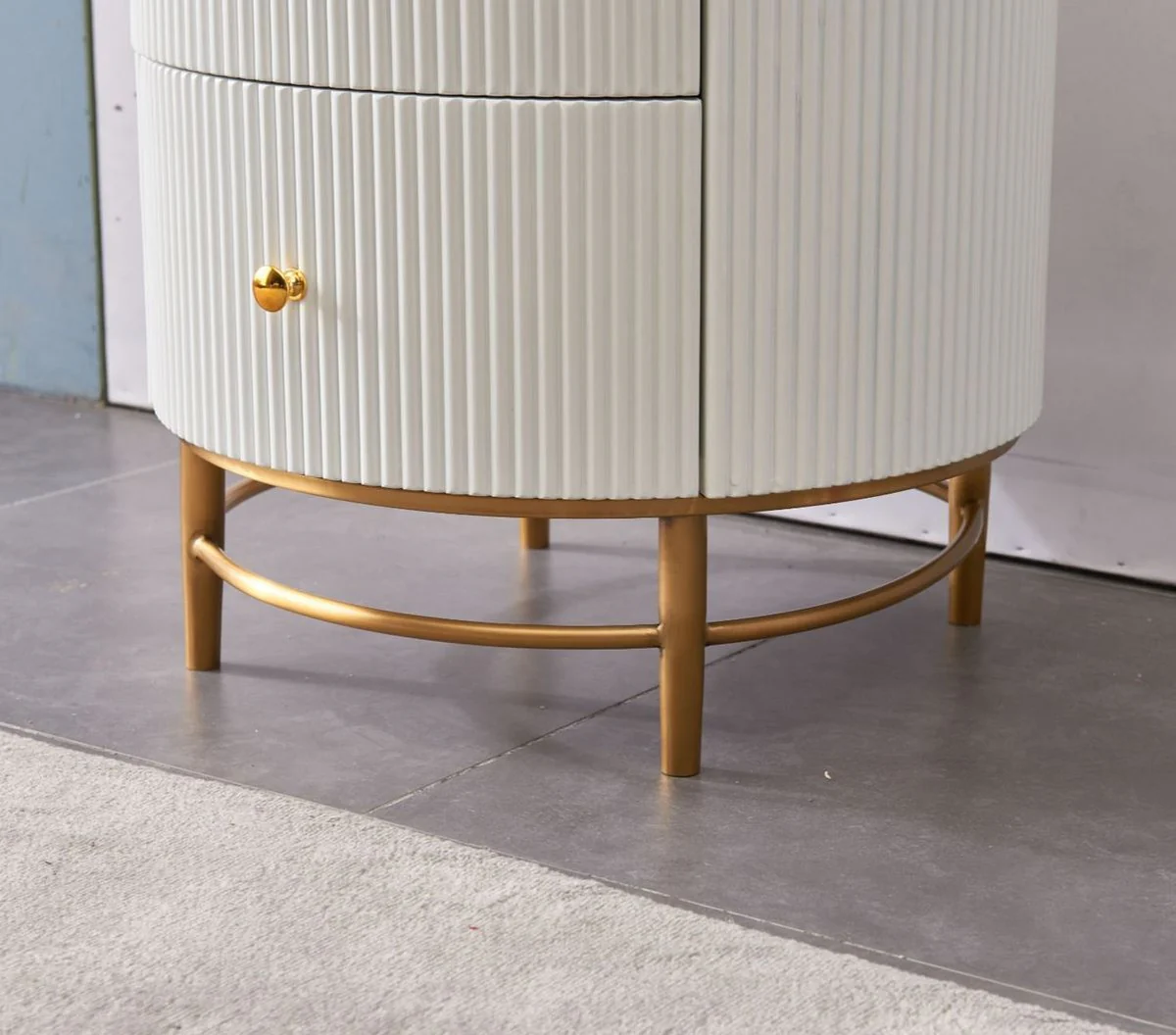 Luxus Beistelltisch Weiß / Messingfarben / Gold Ø 50 x H. 58 cm - Runder Nachttisch mit 2 Schubladen - Moderne Möbel