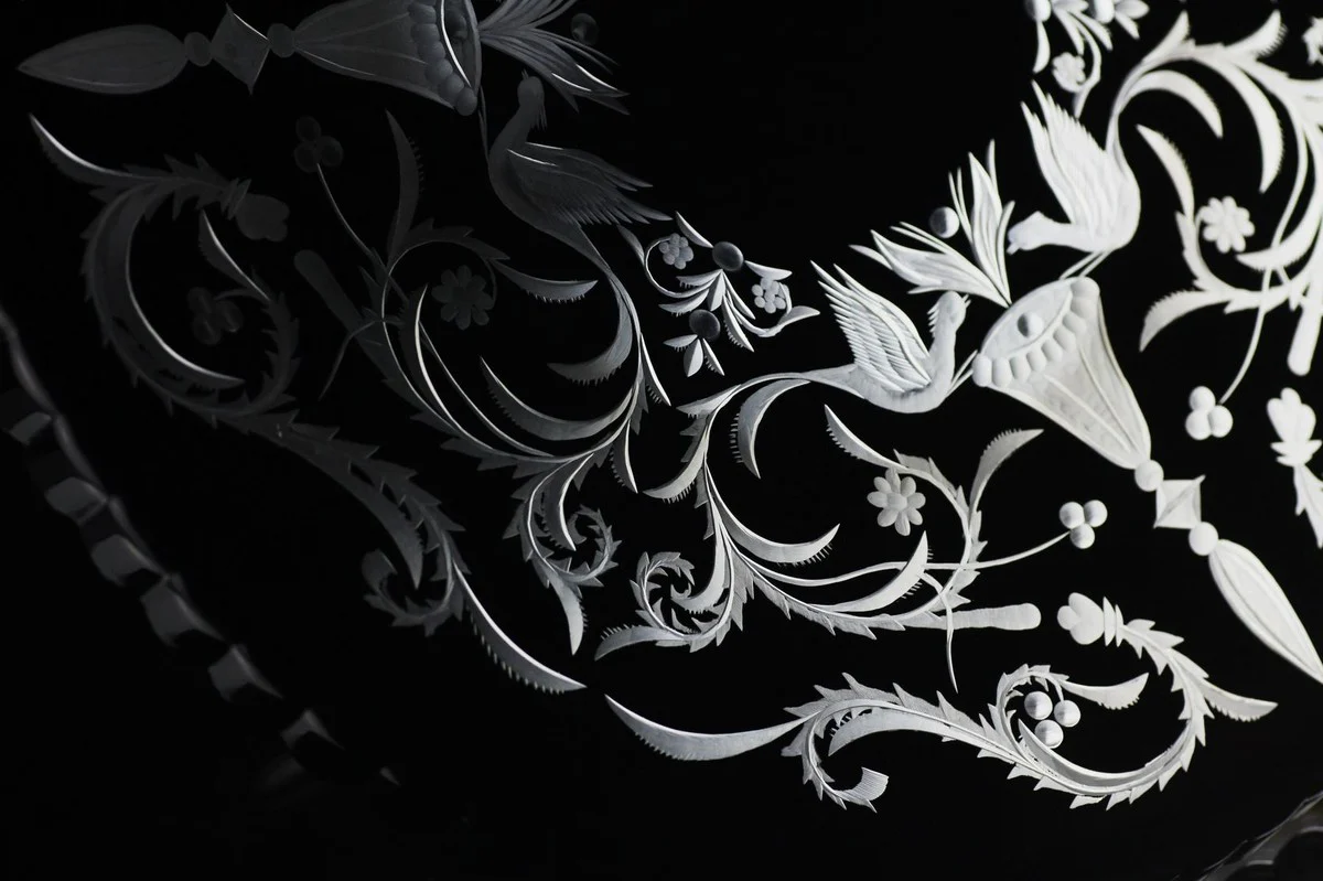 Luxus Kuchenteller Schwarz / Silber Ø 32 x H. 12 cm - Handgefertigte und handgravierte Glas Kuchenplatte - Hotel & Restaurant Accessoires - Luxus Qualität