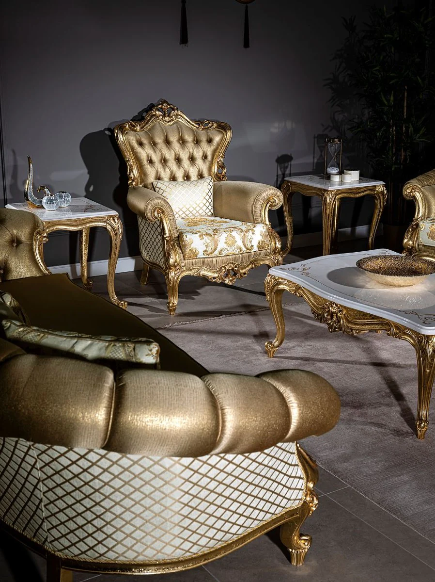 Luxus Barock Wohnzimmer Set Gold / Weiß - 2 Sofas & 2 Sessel & 1 Couchtisch - Wohnzimmer Möbel im Barockstil - Edel & Prunkvoll