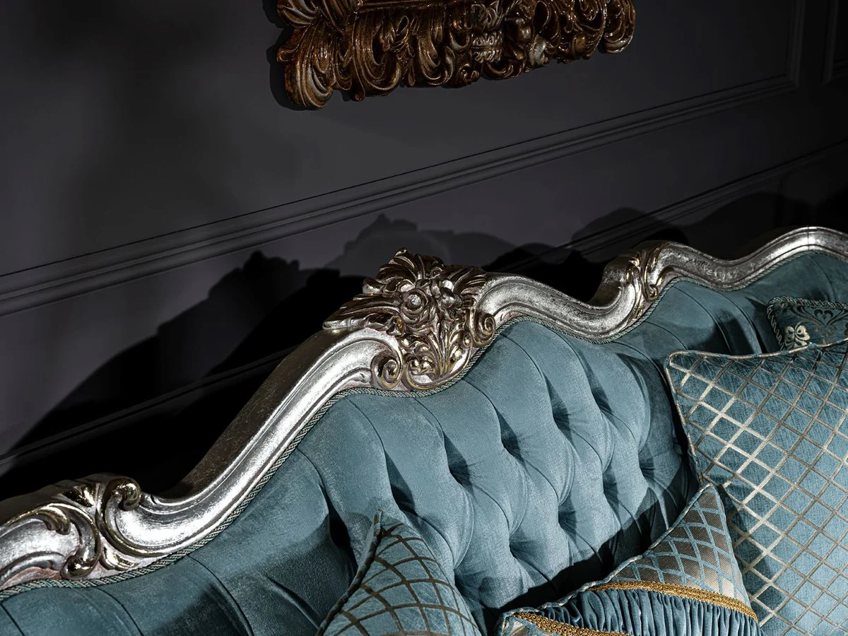 Luxus Barock Sofa Hellblau / Silber / Gold 238 x 85 x H. 106 cm - Wohnzimmer Sofa mit elegantem Muster und dekorativen Kissen - Barock Wohnzimmer Möbel