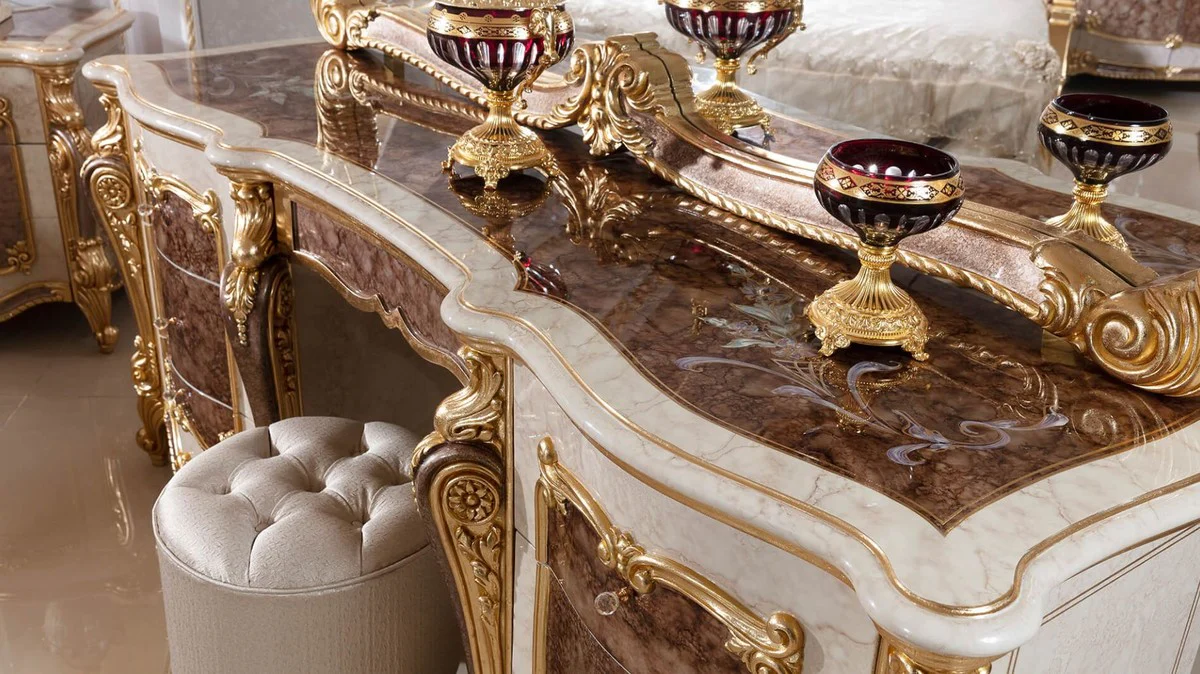 Luxus Barock Schlafzimmer Set Weiß / Braun / Gold / Silber - 1 Barock Schminkkommode & 1 Barock Spiegel & 1 Barock Hocker - Barock Schlafzimmer Möbel - Edel & Prunkvoll