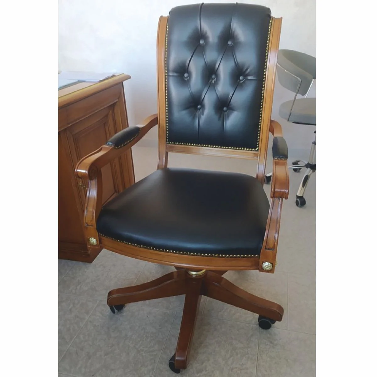 Luxus Barock Chesterfield Leder Schreibtischstuhl Schwarz / Braun - Höhenverstellbarer Barock Bürostuhl mit hochwertigem Echtleder - Barock Büro Möbel - Luxus Qualität - Made in Italy