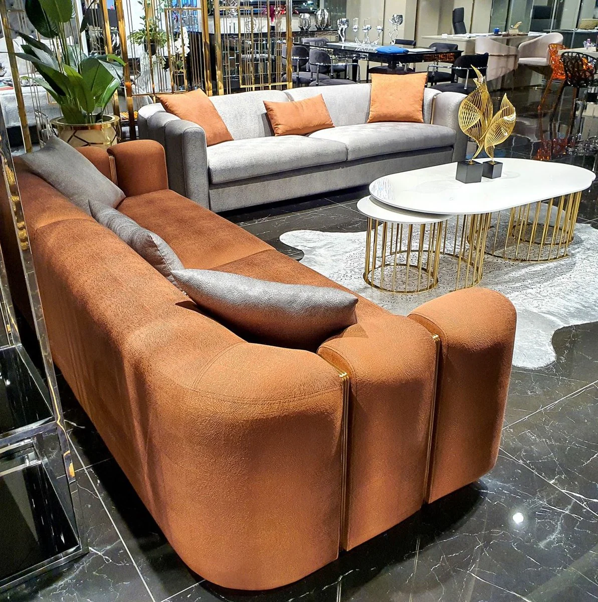 Luxus Sofa Orange / Gold 240 x 95 x H. 85 cm - Wohnzimmer Sofa - Hotel Sofa - Luxus Möbel