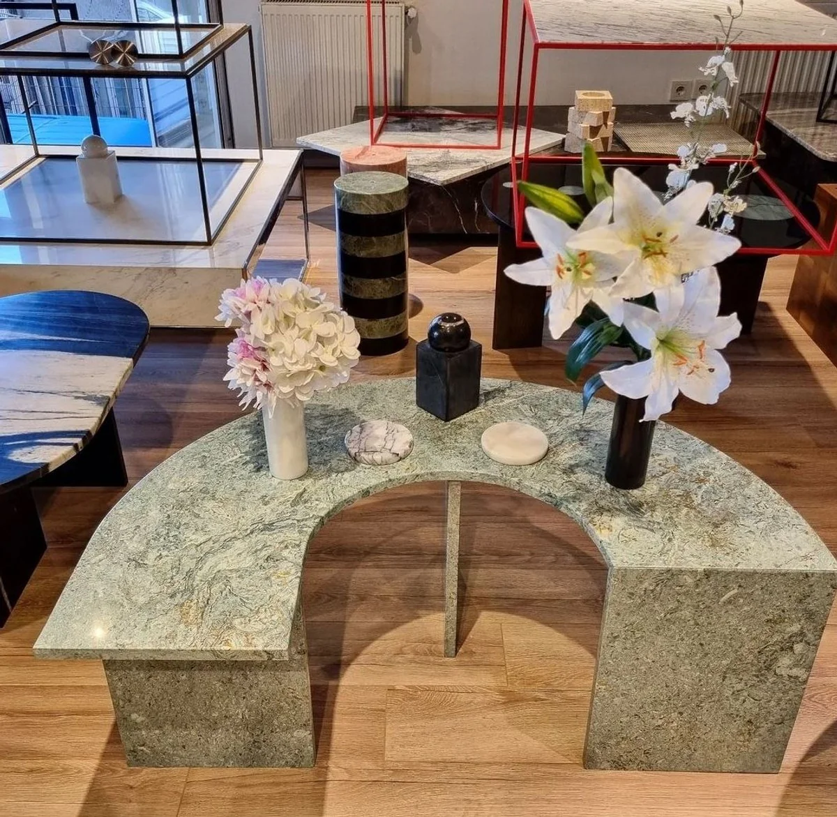 Luxus Couchtisch Grau 100 x H. 40 cm - Gebogener Marmor Wohnzimmertisch - Wohnzimmer Möbel - Luxus Möbel - Marmor Möbel - Luxus Einrichtung - Wohnzimmer Einrichtung