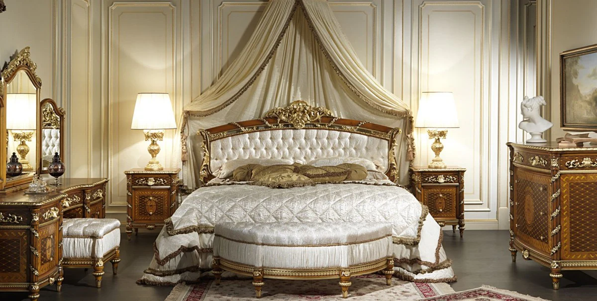 Luxus Barock Schlafzimmer Set Weiß / Braun / Gold - 1 Doppelbett mit Kopfteil & 1 Baldachin & 2 Nachttische & 1 Sitzbank - Barock Schlafzimmer Möbel - Barock Hotel Möbel