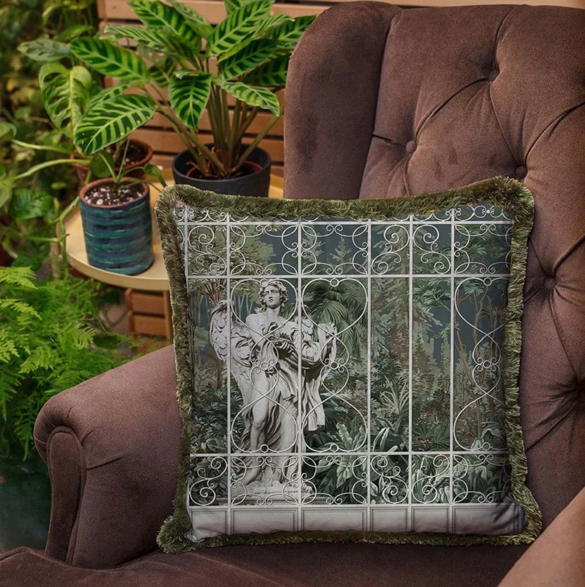 Luxus Barock Deko Kissen Skulptur Grau / Braun / Grün 45 x 45 cm - Bedrucktes Samt Kissen mit Fransen - Luxus Barock Deko Accessoires