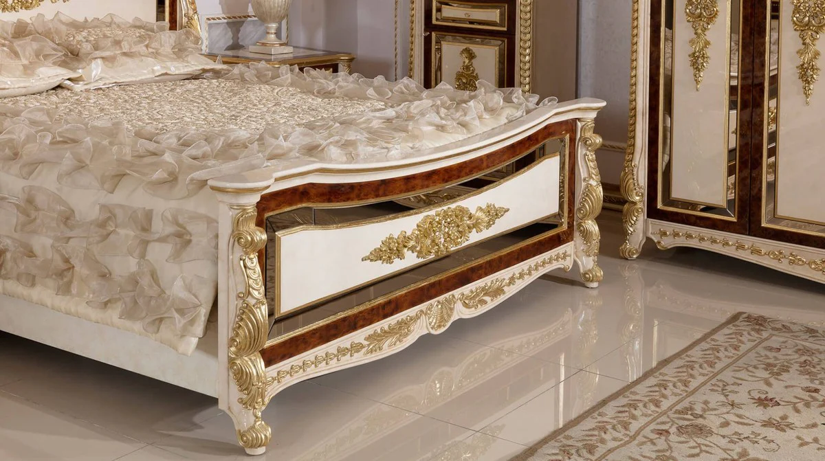 Luxus Barock Doppelbett Weiß / Beige / Braun / Gold - Prunkvolles Massivholz Bett - Luxus Schlafzimmer Möbel im Barockstil - Barock Schlafzimmer Möbel - Barock Schlafzimmer Einrichtung