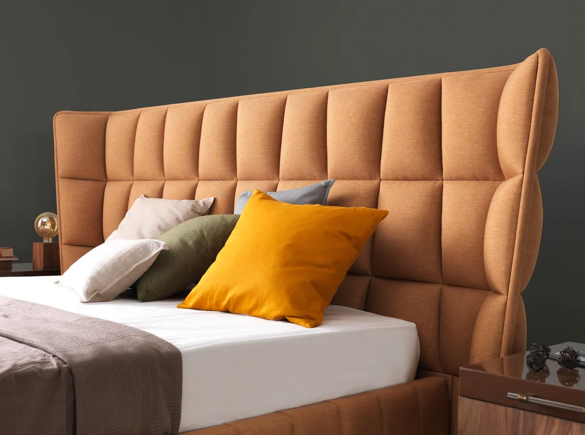 Luxus Doppelbett Hellbraun / Beige 247 x 214 x H. 126 cm - Massivholz Bett - Schlafzimmer Möbel - Hotel Möbel - Luxus Möbel - Luxus Einrichtung