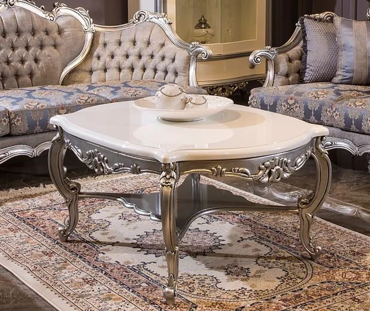 Luxus Barock Couchtisch Weiß / Silber 118 x 89 x H. 58 cm - Massivholz Wohnzimmertisch - Barockstil Möbel