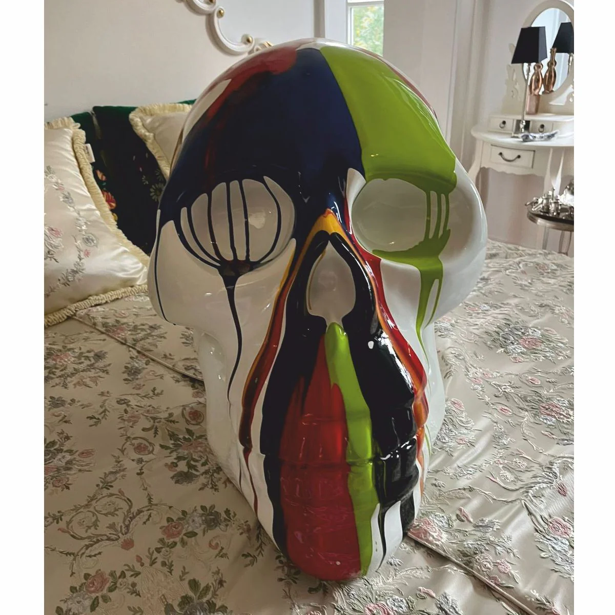 Deko Skulptur Totenkopf Weiß / Bunt H. 66 cm - Deko Accessoires
