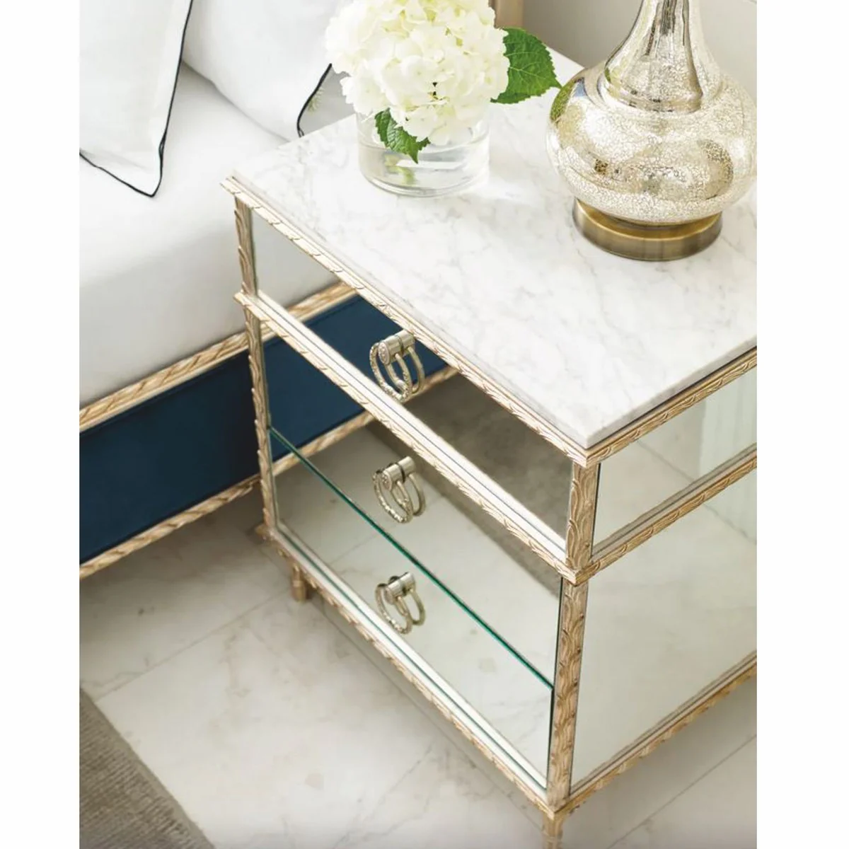 Luxus Barock Nachtkommode Weiß / Gold H. 71 cm - Verspiegelte Barock Möbel