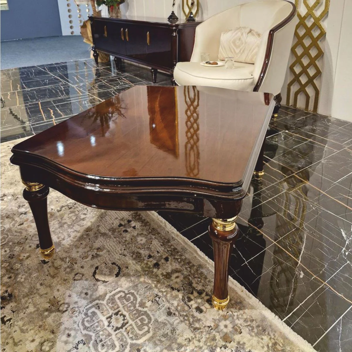 Luxus Barock Couchtisch Dunkelbraun / Gold 118 cm - Barock Möbel