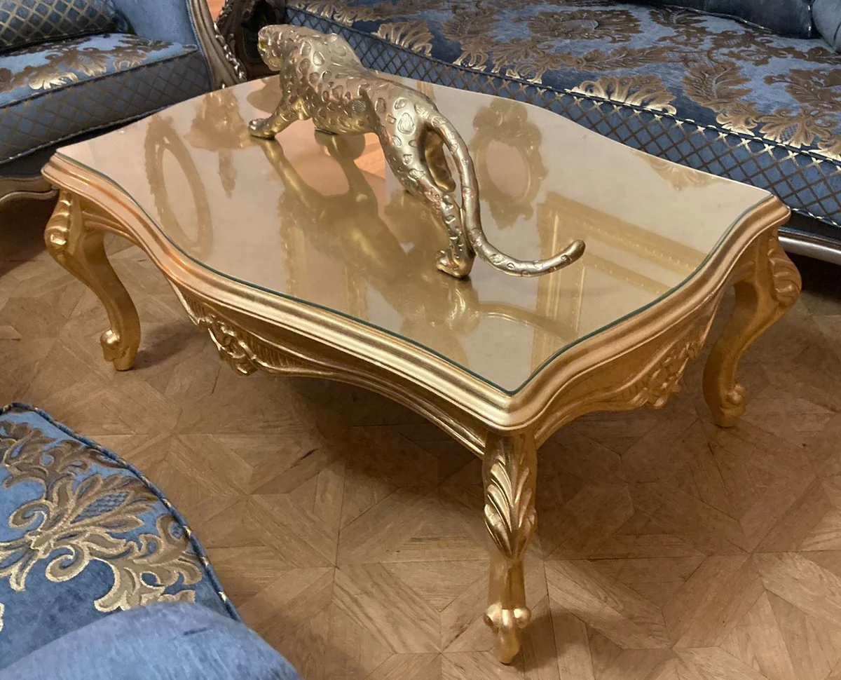 Luxus Barock Couchtisch mit Glasplatte Gold - Rechteckiger Massivholz Wohnzimmertisch im Barockstil - Barock Möbel - Luxus Möbel im Barockstil - Barock Einrichtung - Edel & Prunkvoll