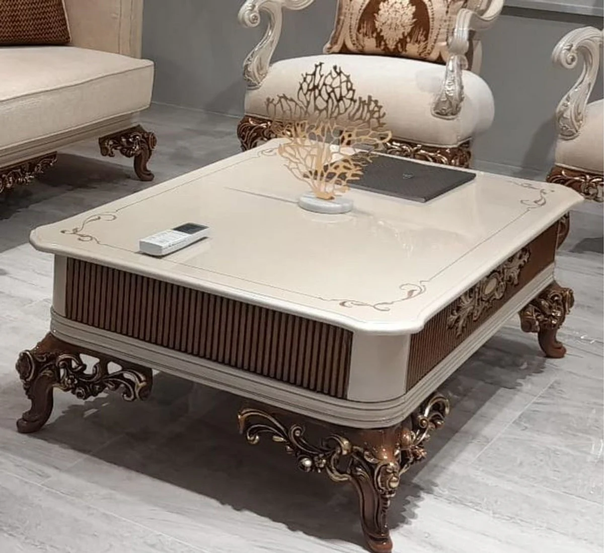 Luxus Barock Couchtisch Beige / Grau / Braun / Gold - Prunkvoller Massivholz Wohnzimmertisch im Barockstil - Barock Wohnzimmer Möbel - Edel & Prunkvoll