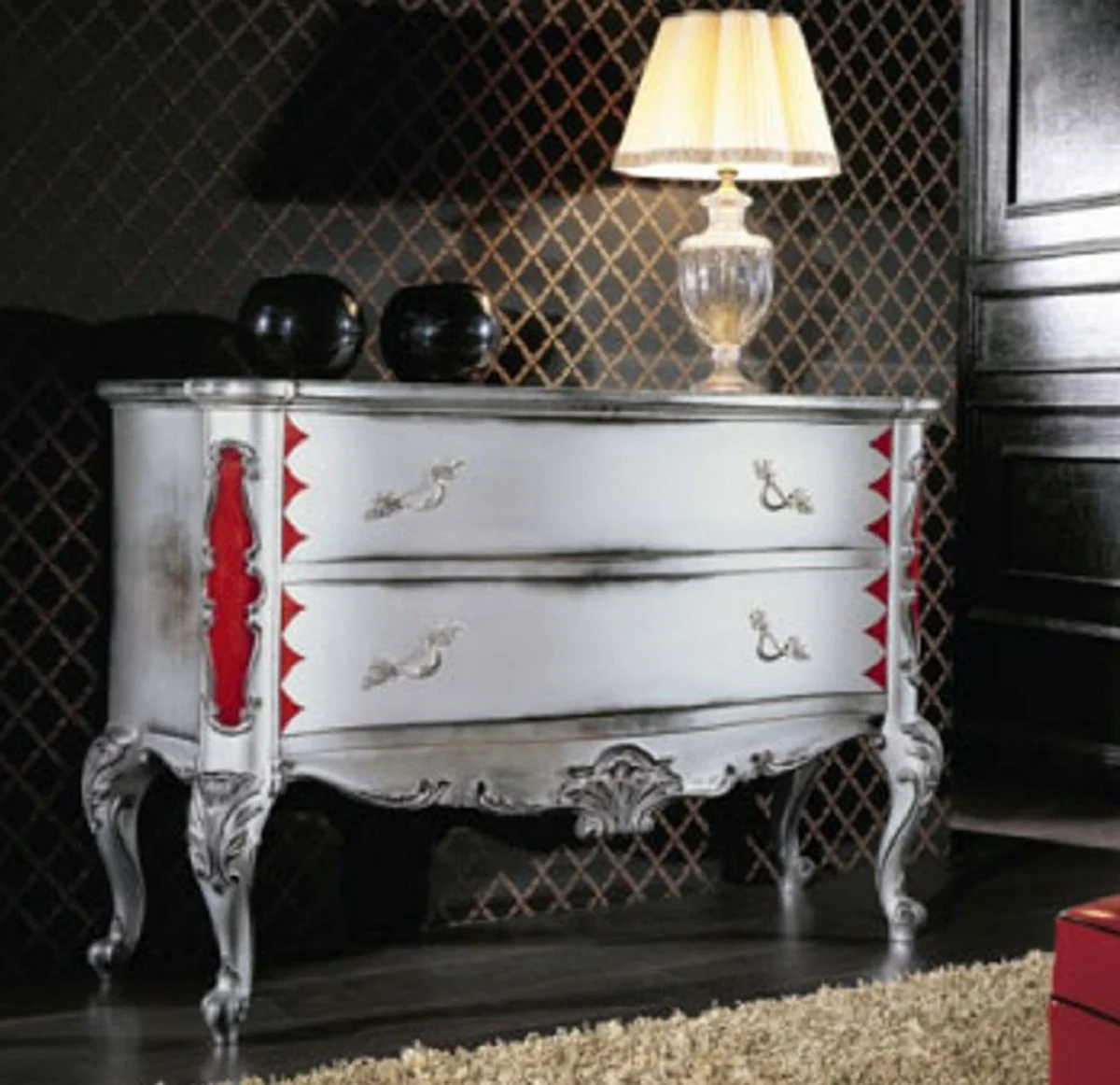 Luxus Barock Kommode Antik Weiß / Silber / Rot - Handgefertigte Massivholz Kommode mit 2 Schubladen - Barockstil Schlafzimmer Möbel - Barock Möbel - Luxus Qualität - Made in Italy