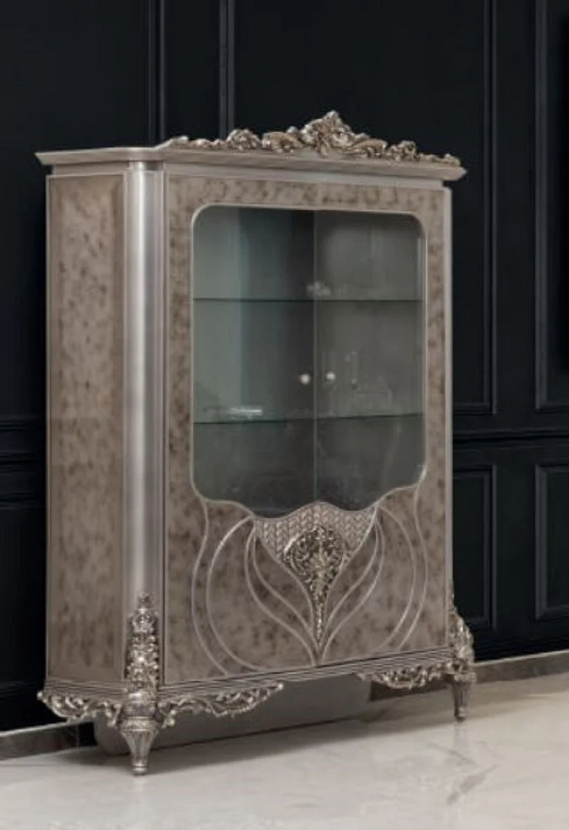 Luxus Barock Vitrine Silber - Handgefertigter Massivholz Vitrinenschrank - Prunkvolle Barock Möbel