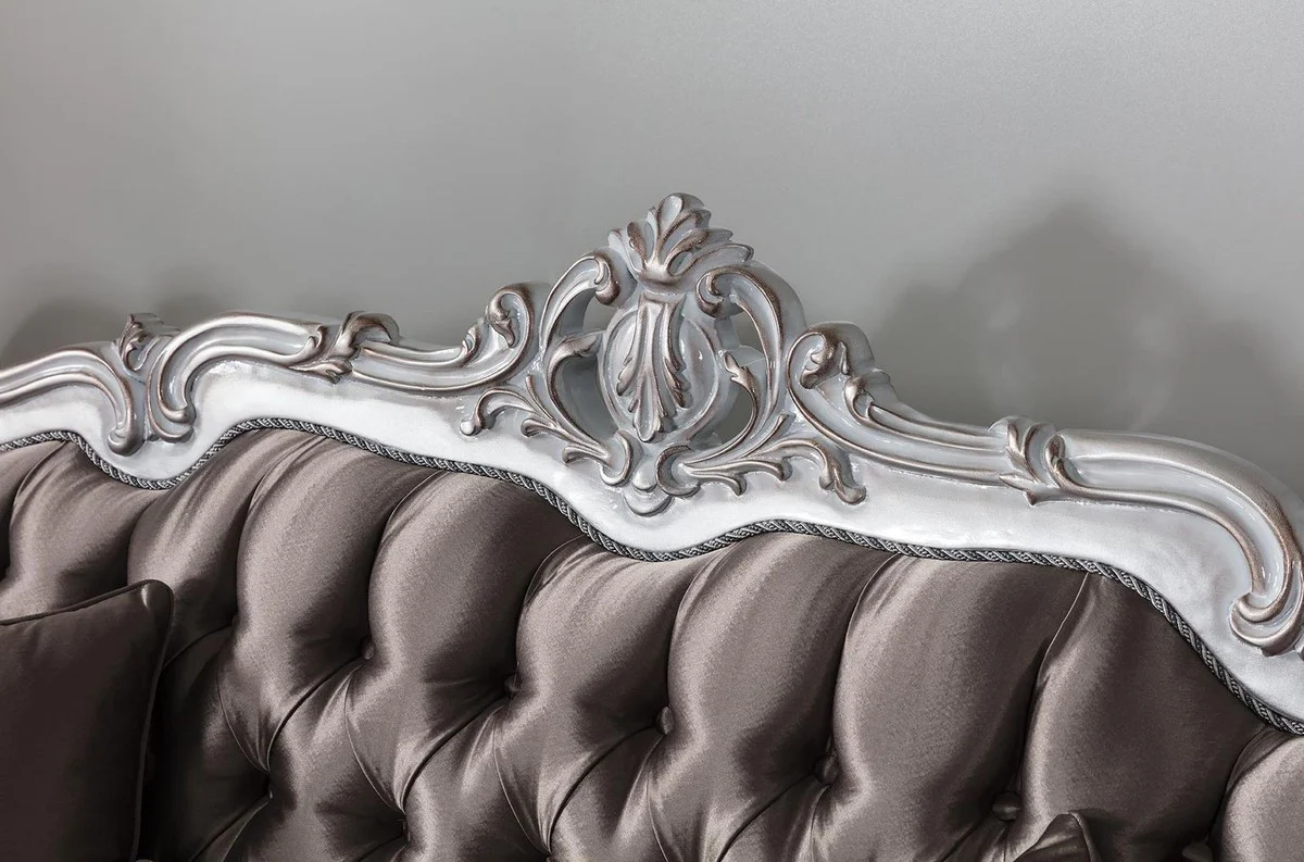 Luxus Barock Sofa Bronzefarben / Silber 262 x 90 x H. 113 cm - Prunkvolles Wohnzimmer Sofa mit dekorativen Kissen - Barock Möbel