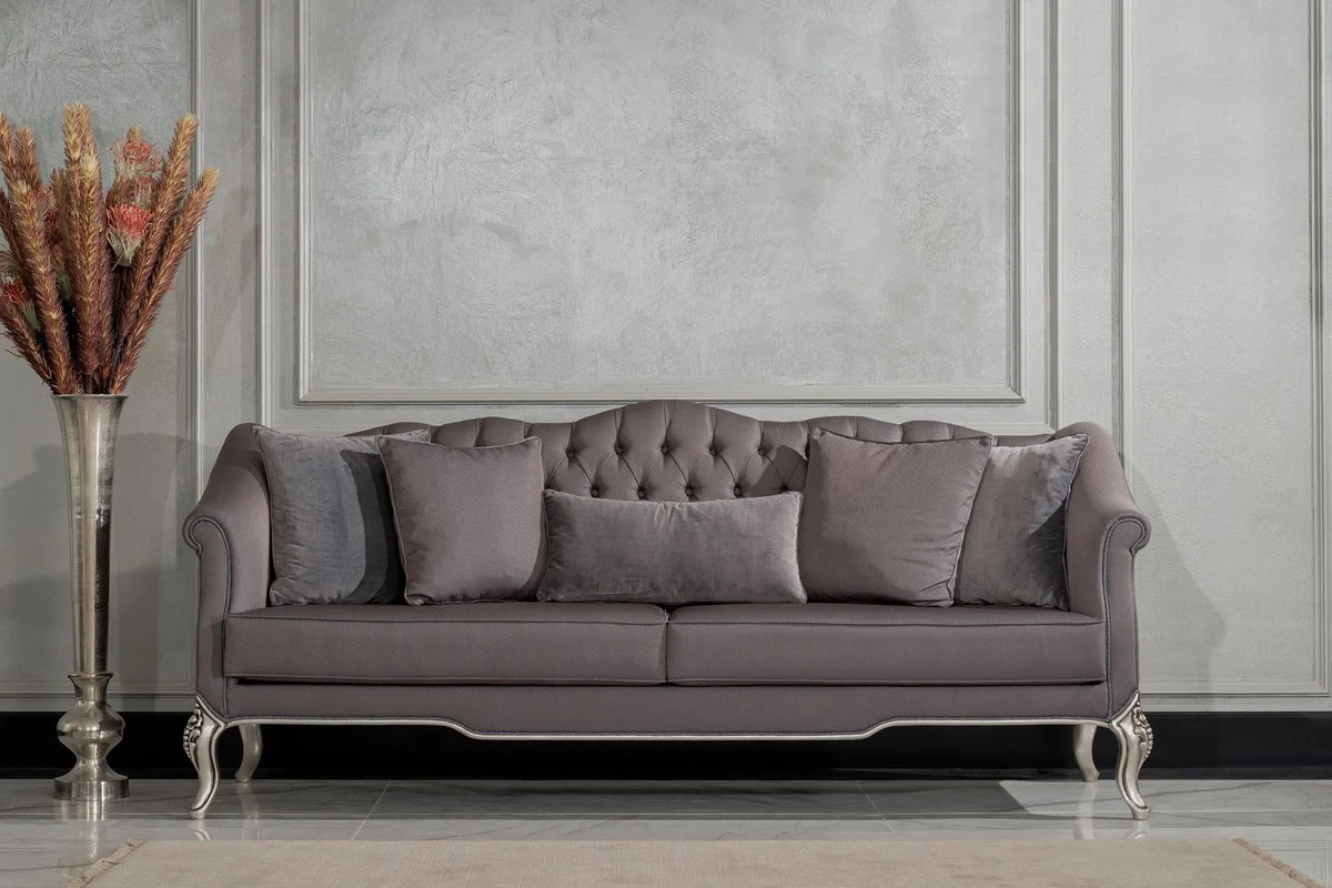 Luxus Barock Wohnzimmer Sofa Grau / Silber - Handgefertigtes Barockstil Sofa mit dekorativen Kissen - Barock Möbel - Luxus Wohnzimmer Möbel im Barockstil - Edel & Prunkvoll
