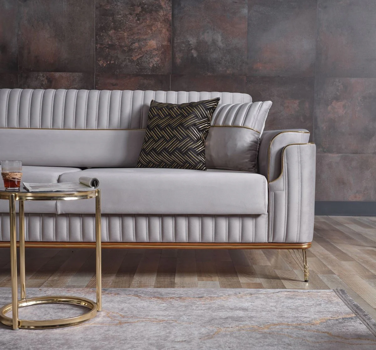 Luxus Schlafsofa Hellgrau / Braun / Gold 228 x 94 x H. 88 cm - Wohnzimmer Sofa mit 3 Kissen - Luxus Wohnzimmer Möbel