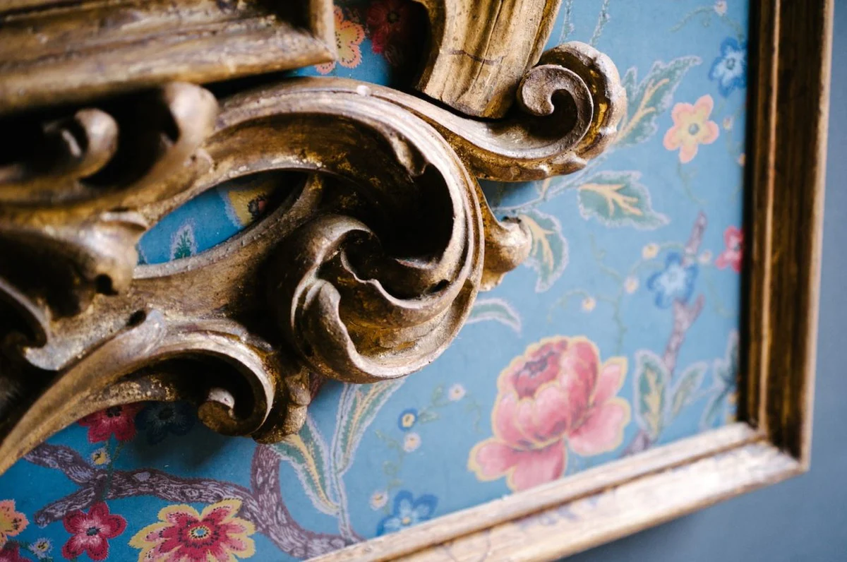 Barock Spiegel mit Blumen Design Mehrfarbig / Gold 104,5 x H. 128 cm - Prunkvoller handgefertigter Wandspiegel mit dekorativem Rahmen und wunderschönen Verzierungen