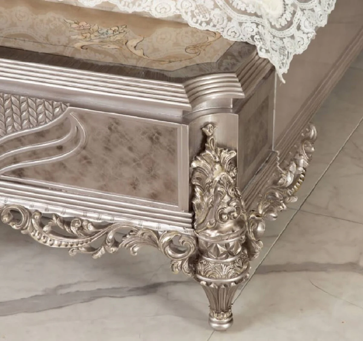 Luxus Barock Schlafzimmer Set Silber - 1 Doppelbett mit Kopfteil & 2 Nachttische - Schlafzimmer Möbel im Barockstil - Edel & Prunkvoll