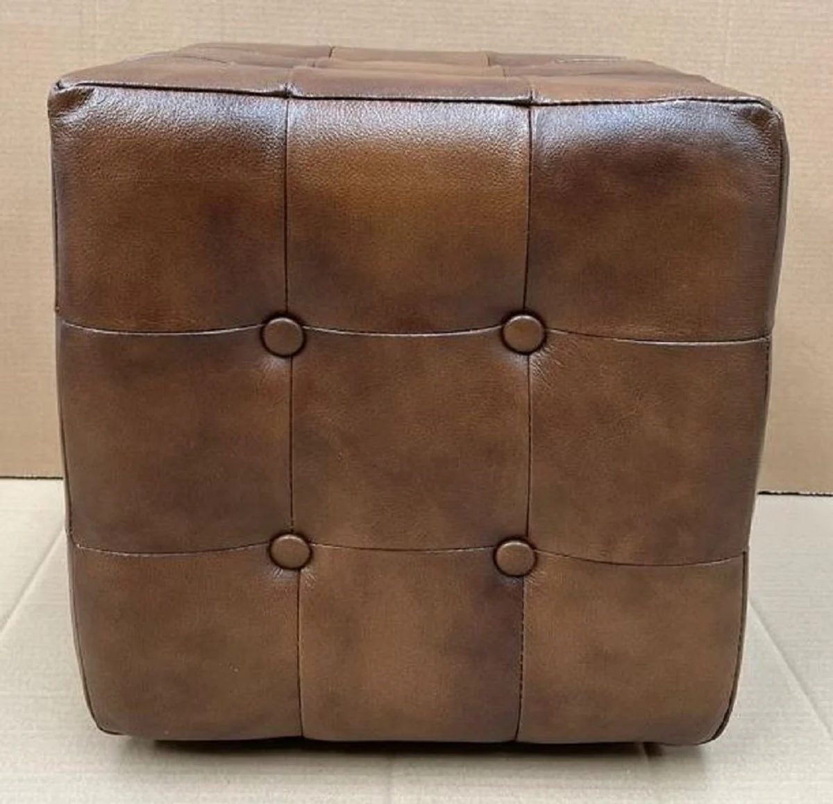 Luxus Chesterfield Leder Hocker Braun 40 x 40 x H. 40 cm - Echtleder Fußhocker - Echtleder Würfelhocker - Chesterfield Wohnzimmer - Echtleder Möbel - Luxus Möbel