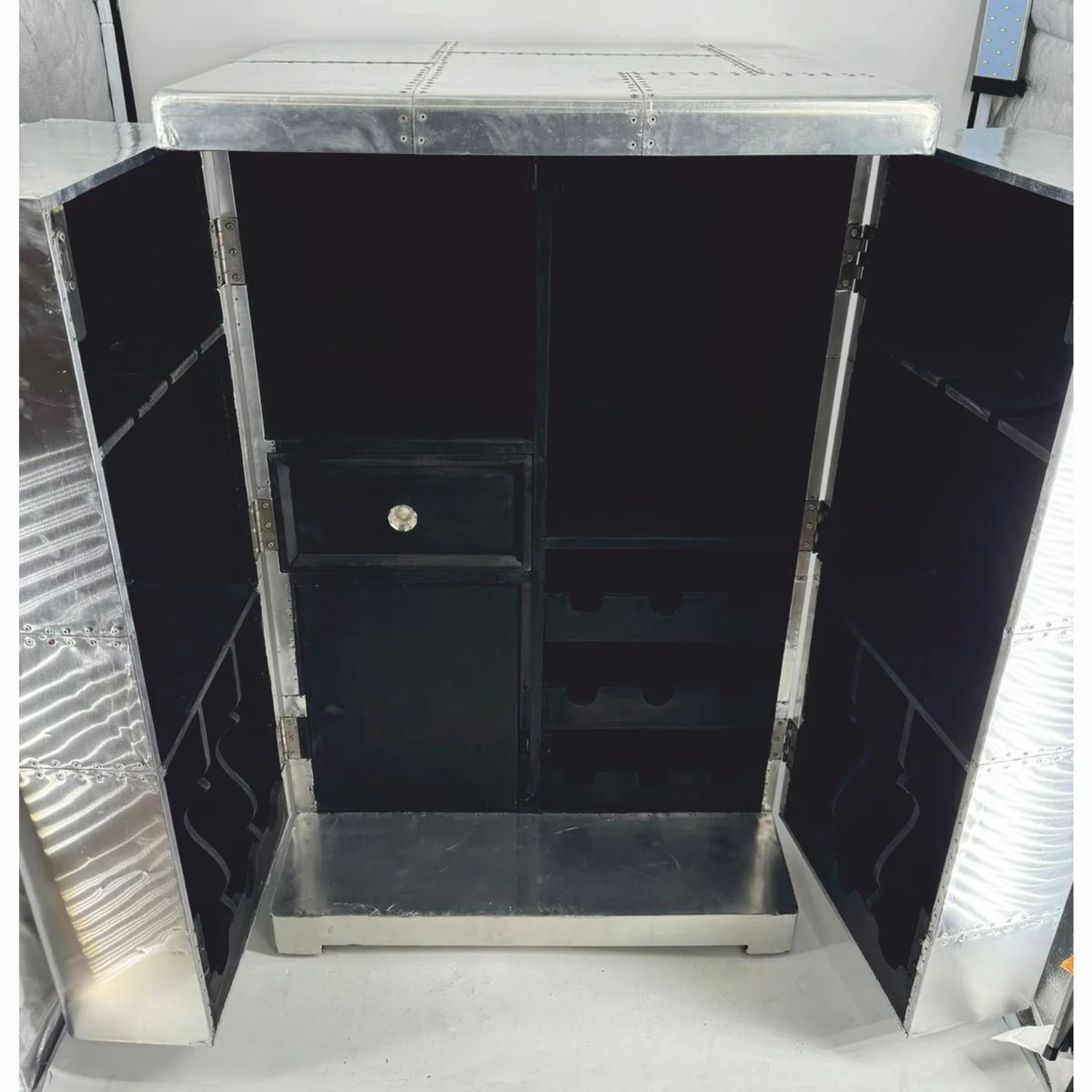 Aluminium Flugzeug Flieger Barschrank Silber / Schwarz H. 113 cm