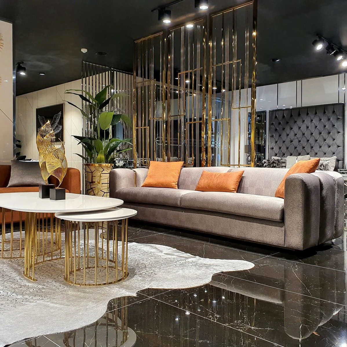 Luxus Sofa Silber / Gold 240 x 95 x H. 85 cm - Wohnzimmer Sofa - Hotel Sofa - Luxus Möbel