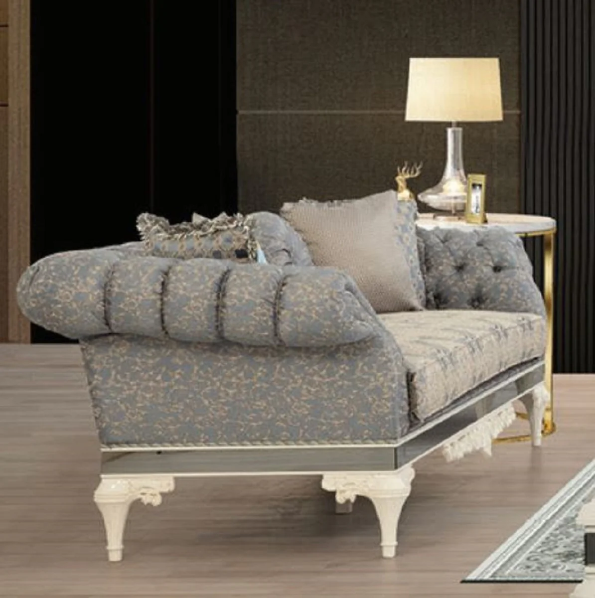 Luxus Barock Chesterfield Sofa Grau / Beige / Weiß - Prunkvolles Wohnzimmer Sofa mit dekorativen Kissen - Barock Wohnzimmer Möbel