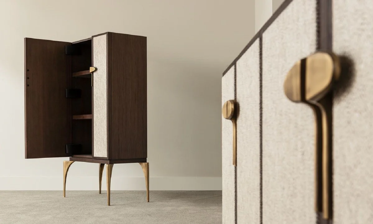 Designer Barschrank Braun / Grau / Messing 90 x 50 x H. 160 cm - Massivholz Schrank mit 2 Türen - Wohnzimmer Möbel - Hotel Möbel - Luxus Kollektion