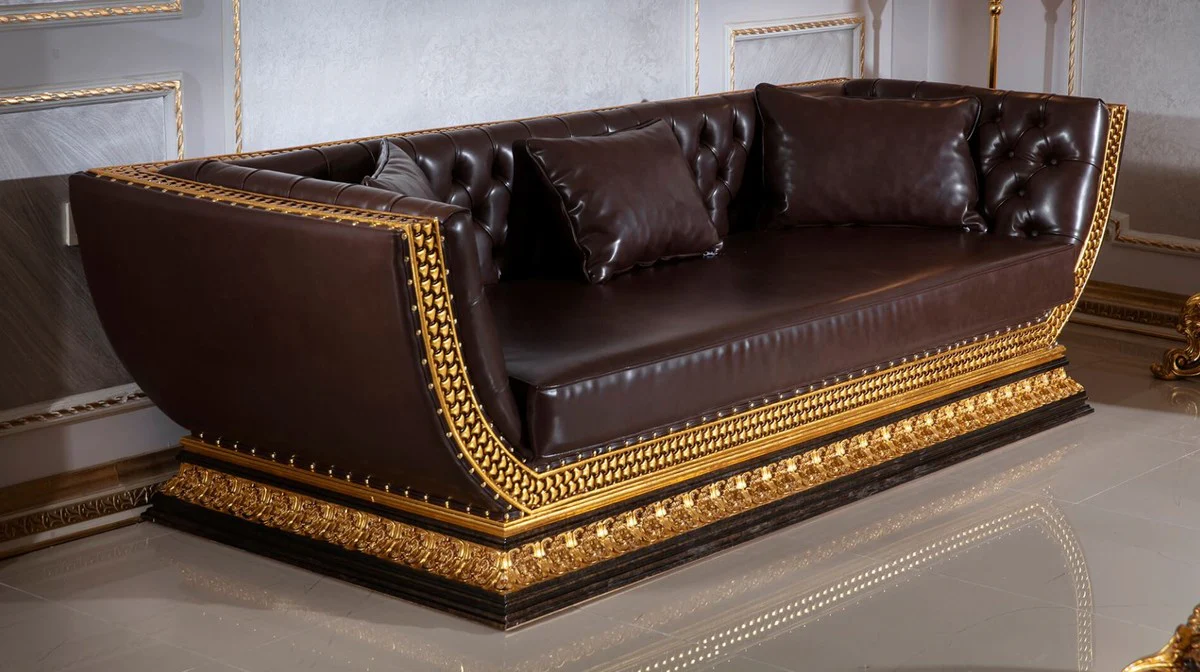 Luxus Barock Chesterfield Sofa Dunkelbraun / Gold - Prunkvolles Wohnzimmer Sofa mit edlem Kunstleder - Barock Chesterfield Wohnzimmer Möbel