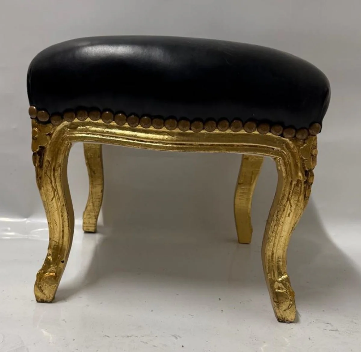 Barock Kunstleder Fußhocker Schwarz / Antik Gold H. 34 cm - Barockstil Hocker