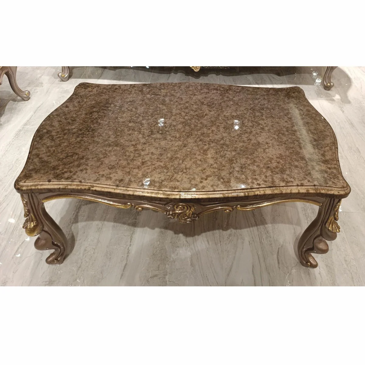 Luxus Barock Couchtisch Grau / Gold 123 cm - Barockstil Wohnzimmer Möbel